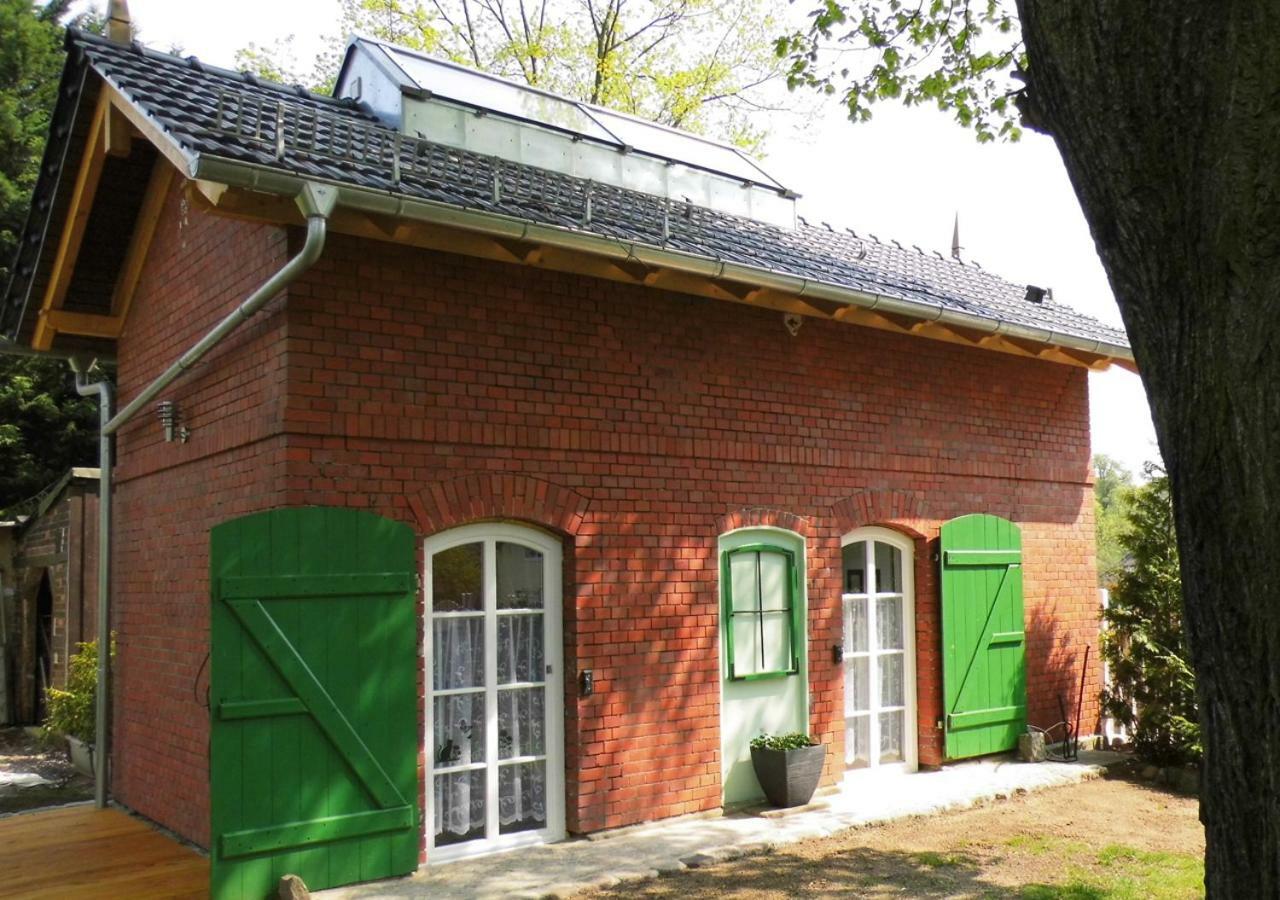 Bahnhof Droyssig - Uebernachten Im Denkmal Exterior photo